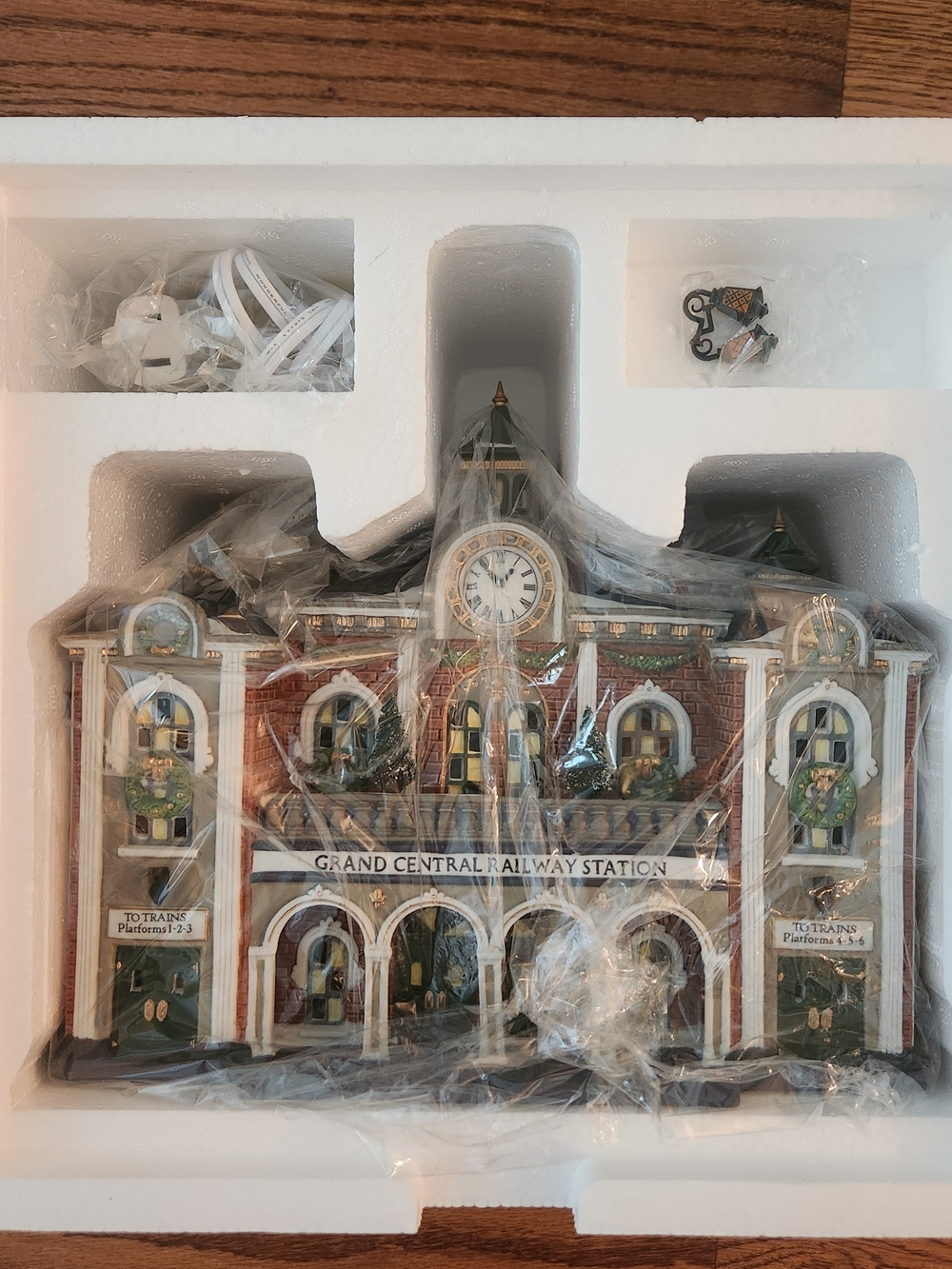 MINT Grand Central Railway Station - Dept 56 - Christmas In The City - Picture 4 of 15
